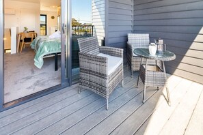 1 bedroom, desk, iron/ironing board, travel cot - City Living: Upper Studio Haven on Wilmer (Christchurch)
