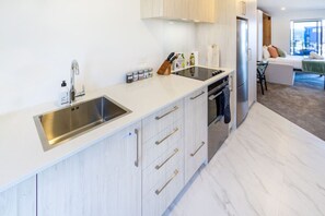 Een koelkast, een magnetron, een oven, een kookplaat