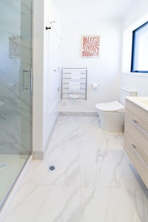 Hair dryer, towels - City Living: Upper Studio Haven on Wilmer (Christchurch)