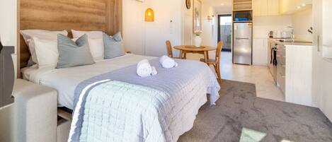 Een strijkplank/strijkijzer, gratis wifi, beddengoed