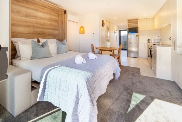 Iron/ironing board, free WiFi, bed sheets