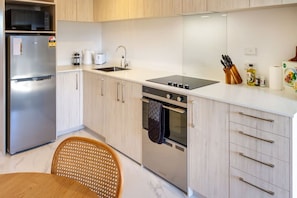 Réfrigérateur, four à micro-ondes, un four, surface de cuisson