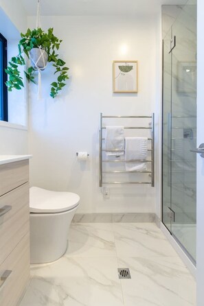 Sèche-cheveux, serviettes fournies