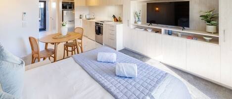 Een strijkplank/strijkijzer, gratis wifi, beddengoed