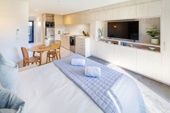 Iron/ironing board, free WiFi, bed sheets