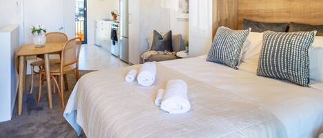 1 habitación, tabla de planchar con plancha, wifi gratis y ropa de cama