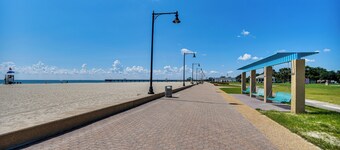 1 Mi to Beach: Home w/ Patio & Grill in Hampton!