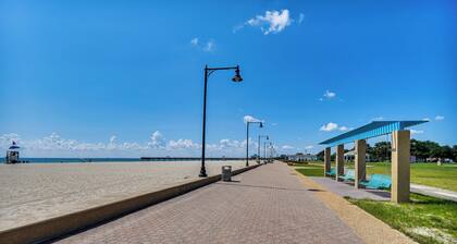 1 Mi to Beach: Home w/ Patio & Grill in Hampton!