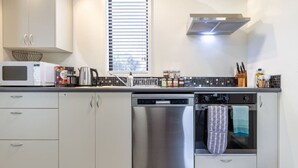 Una cocina moderna equipada con lavavajillas, horno y microondas.