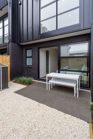 Outdoor dining - Unique Stadium View in St Asaph 2 bed 2 bath (Christchurch)
