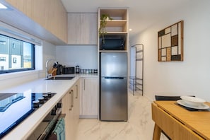 Een koelkast, een magnetron, een oven, een kookplaat