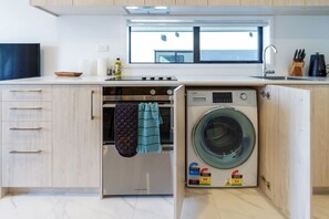 Kylskåp, mikrovågsugn, ugn och spishäll