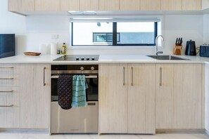 Kylskåp, mikrovågsugn, ugn och spishäll