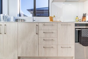 Fridge, microwave, oven, stovetop - Santorini Sunset Haven (Christchurch)