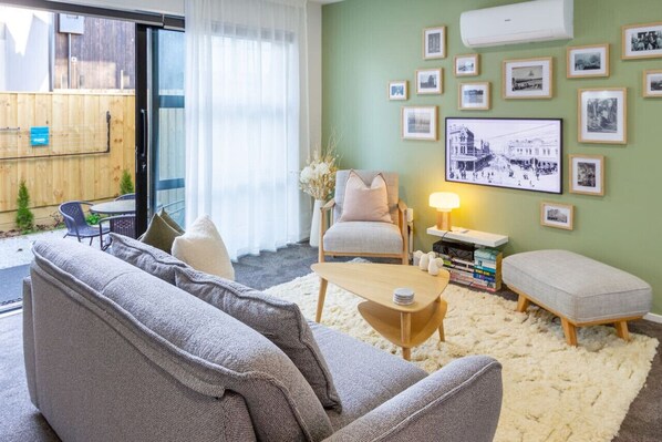 Smart TV - Relax in Designer Luxury at Central City Townhouse (Christchurch)