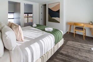 2 bedrooms, desk, iron/ironing board, free WiFi - Relax in Designer Luxury at Central City Townhouse (Christchurch)