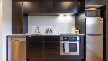 冰箱、微波炉、烤箱、炉灶