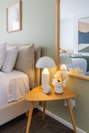 2 habitaciones, escritorio, tabla de planchar con plancha y wifi gratis