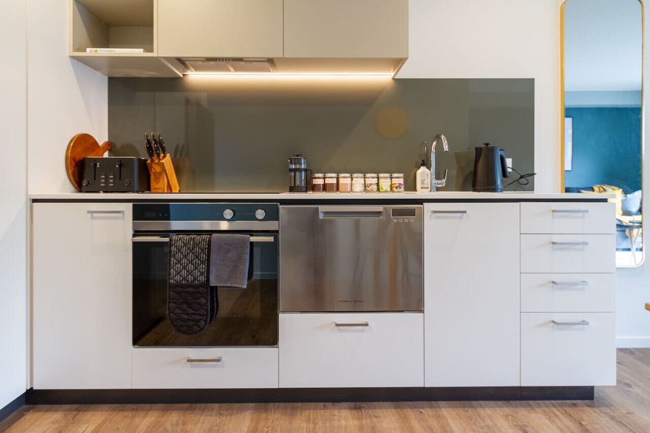 Refrigerador, microondas, horno y parrilla de estufa 