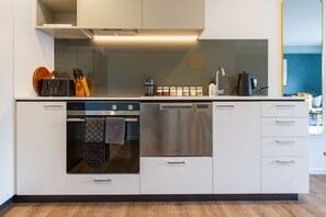 Een koelkast, een microgolfoven, een oven, een kookplaat