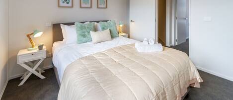 2 室のベッドルーム、アイロン / アイロン台、WiFi (無料)、ベッドシーツ