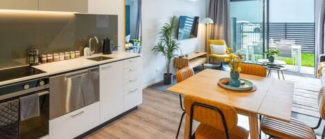 Een koelkast, een microgolfoven, een oven, een kookplaat