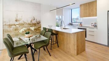 Coffee/tea maker, fridge, microwave, oven