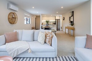 Smart TV - Church Corner,  Parking and Large Living Area (Christchurch)