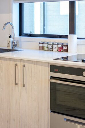 Kühlschrank, Mikrowelle, Ofen, Herdplatte