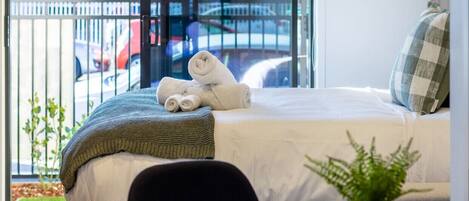 1 habitación, tabla de planchar con plancha, wifi gratis y ropa de cama