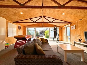 Smart TV, chimenea, videojuegos y futbolito 