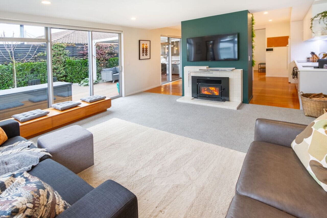 Smart-TV, Kamin, Videospiele, Tischfußball