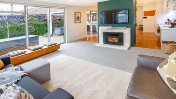 Smart-TV, Kamin, Videospiele, Tischfußball