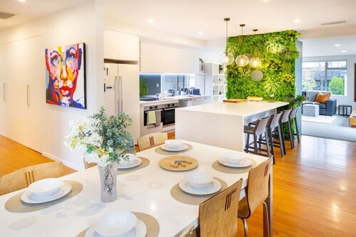 Private Family City Retreat, Sleeps 8