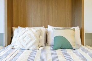1 slaapkamer, een strijkplank/strijkijzer, gratis wifi, beddengoed