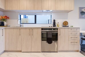 Kylskåp, mikrovågsugn, ugn och spishäll