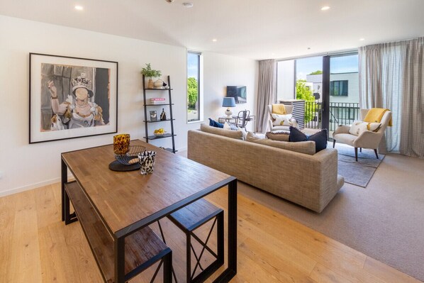 Smart TV - Getaway on Manchester Street - Carpark, Central (Christchurch)