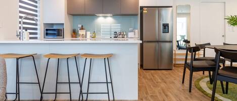 Køleskab, mikrobølgeovn, ovn, kogeplade