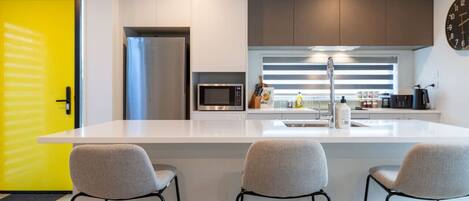 Réfrigérateur, micro-ondes, four, plaque de cuisson