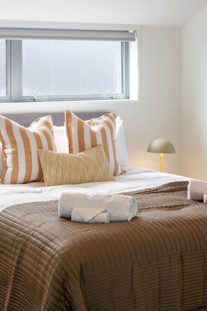 3 bedrooms, iron/ironing board, free WiFi, bed sheets - Spacious Stay near Avon River w/ Carpark (Christchurch)