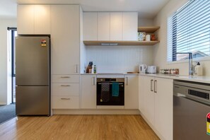 ثلاجة، ميكروويف، فرن، موقد طهي مسطح