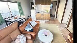 이코노미 아파트, 금연 | 거실 공간 | 평면 TV