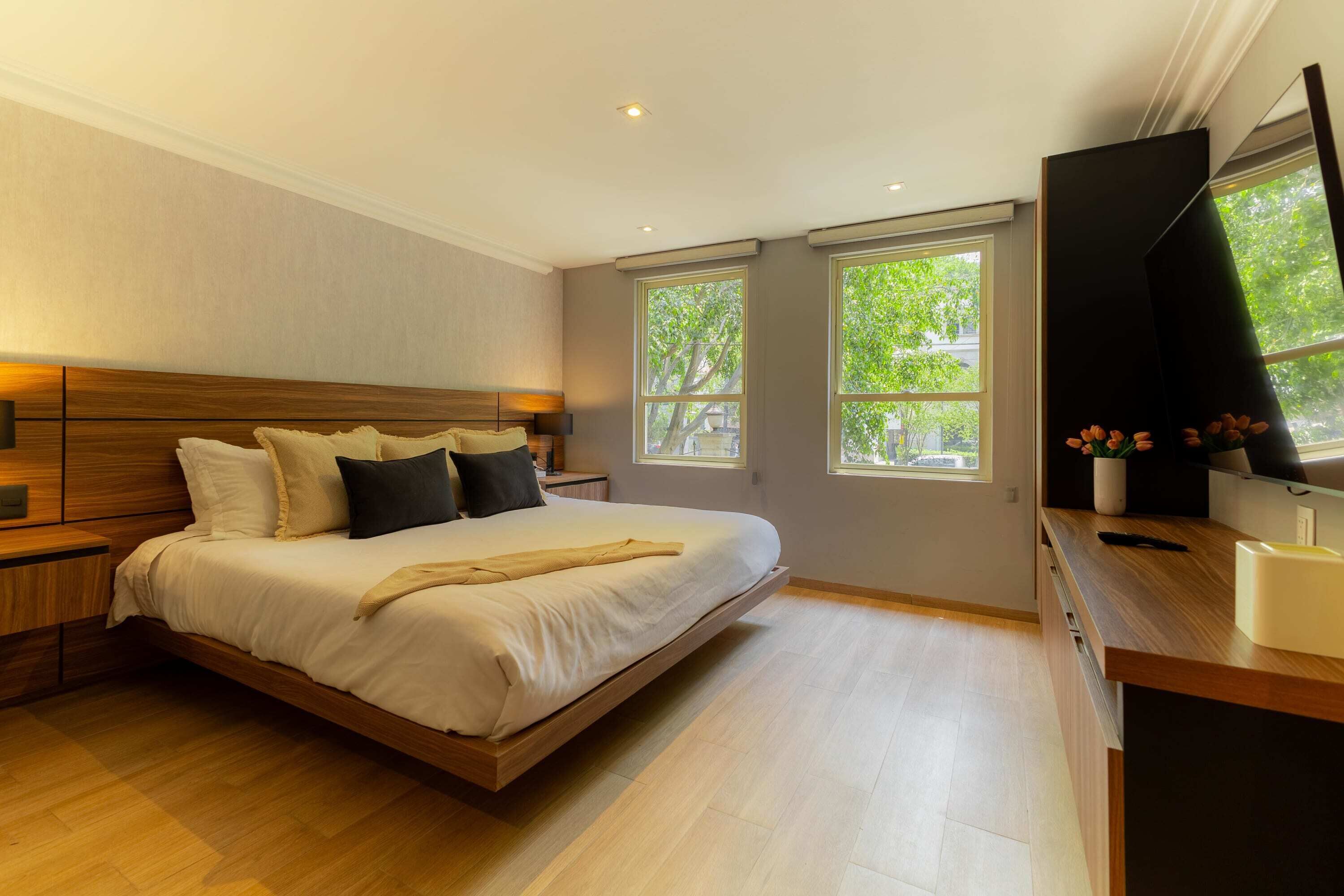 2 chambres, bureau, fer et planche à repasser, lit parapluie