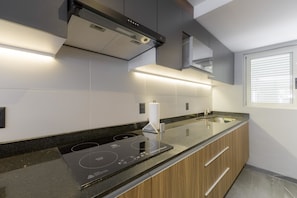 Réfrigérateur, micro-ondes, four, plaque de cuisson