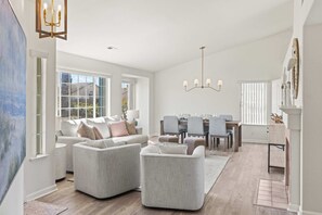 Fernseher, Kamin, Arbeitsbereiche