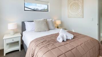 2 bedrooms, iron/ironing board, travel cot, free WiFi