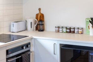 Réfrigérateur, micro-ondes, four, plaque de cuisson