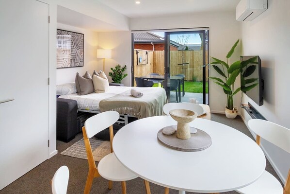 2 bedrooms, iron/ironing board, travel cot, free WiFi