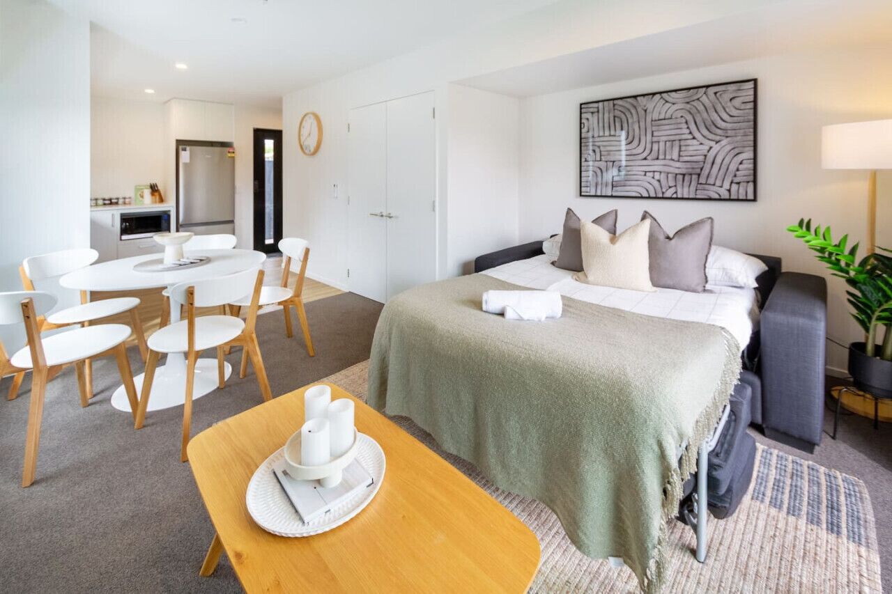 2 habitaciones, tabla de planchar con plancha y cuna de viaje 