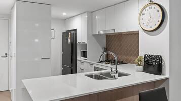 Een koelkast, een oven, een kookplaat, een vaatwasser